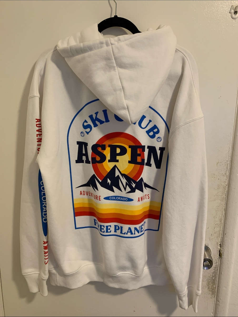 Men’s free planet white graphic hoodie!